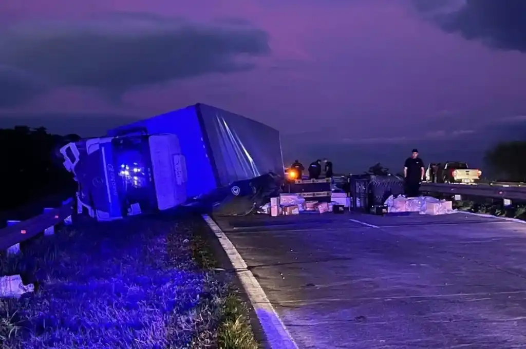 Personal de Seguridad Vial estableció desvíos obligatorios por colectora, entre Monseñor Rodríguez y Teniente Loza.
