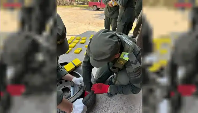 Hallaron 114 “ladrillos” de cocaína en puertas, asiento, respaldo y rueda de auxilio de una camioneta