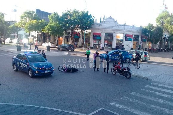 Nuevo accidente de tránsito en el centro de la ciudad: dos motos involucradas