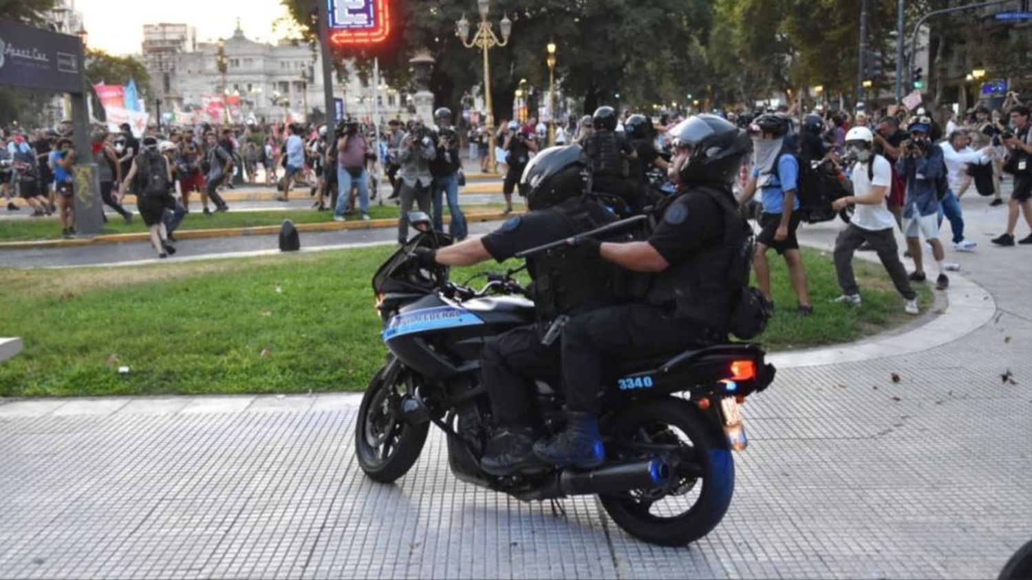 Fue un viernes de tensión y violencia en las afueras del Congreso.