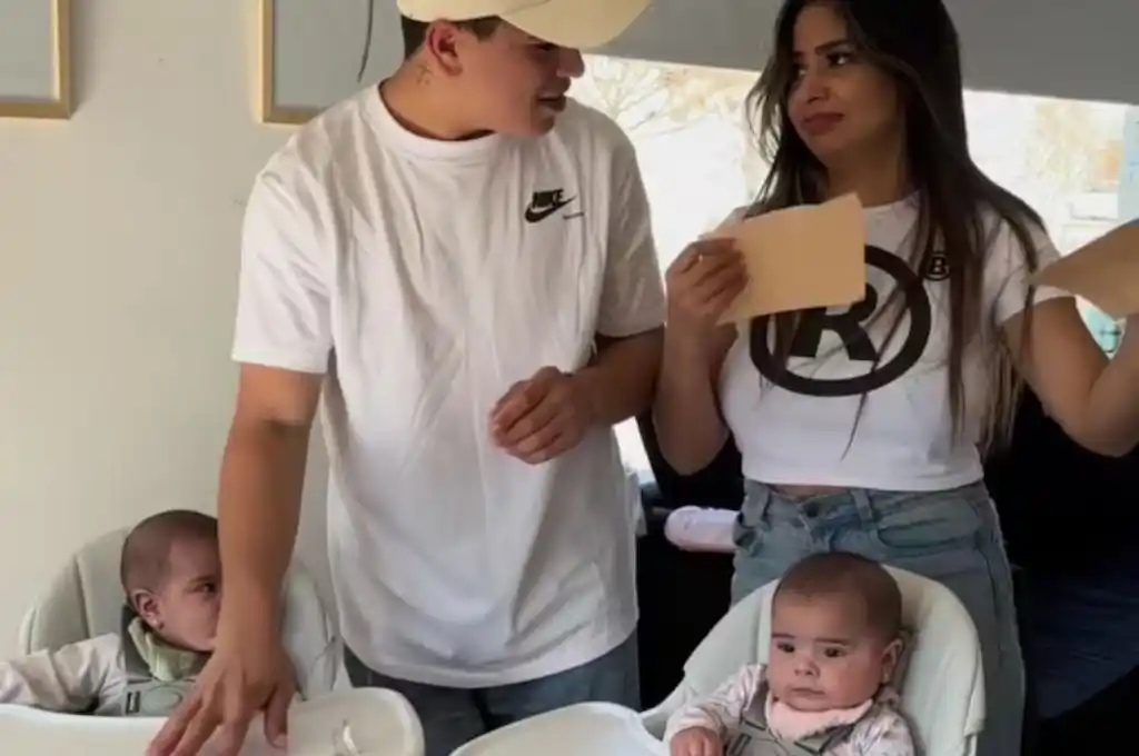 Daniela Celis y Thiago Medina con sus gemelas