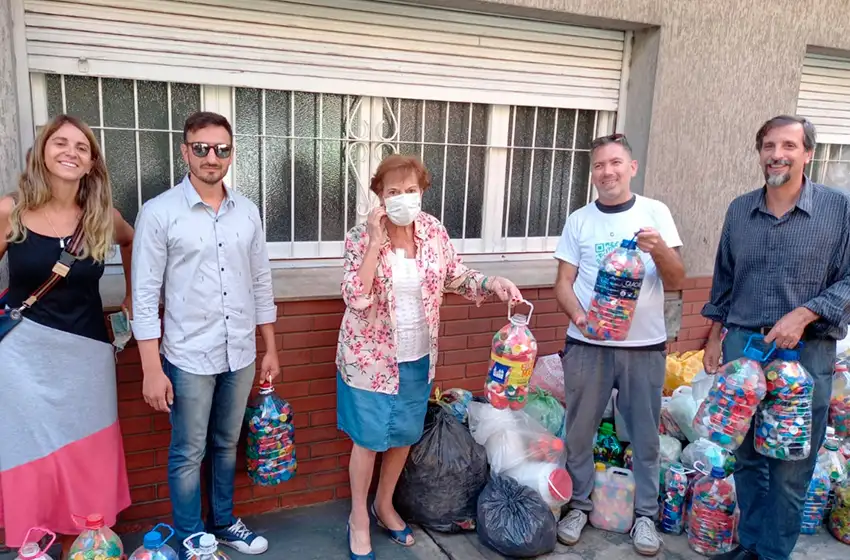 Entregaron más de 120 kilos de tapitas al Materno Infantil