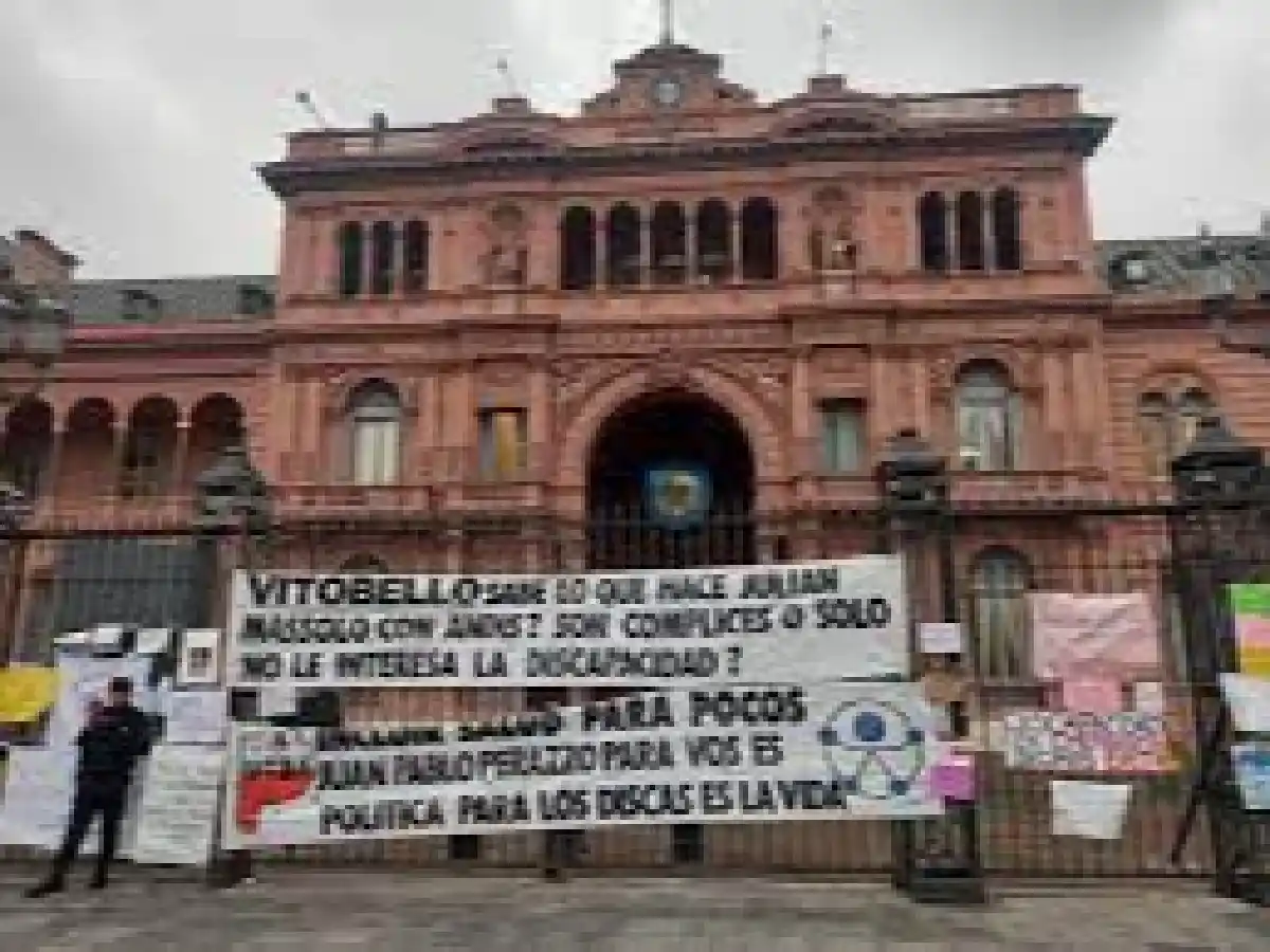 Discapacidad: se mantiene la carpa blanca en Plaza de Mayo y continúan los reclamos