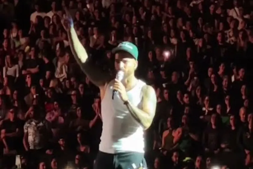 Maluma interrumpió un show para exponer a una fan que llevó a su bebé: "Es un acto de irresponsabilidad"