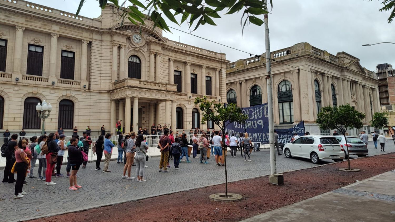 Familiares de Sebastián Simón se congregaron frente al Municipio.