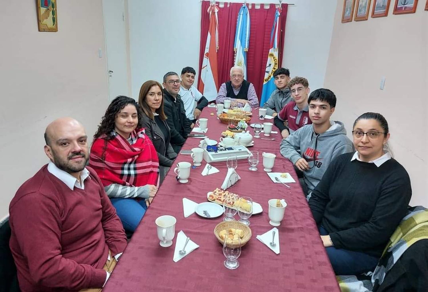 El senador Osvaldo Sosa recibió a los alumnos ganadores del certamen regional “Sembrando Empresarios”