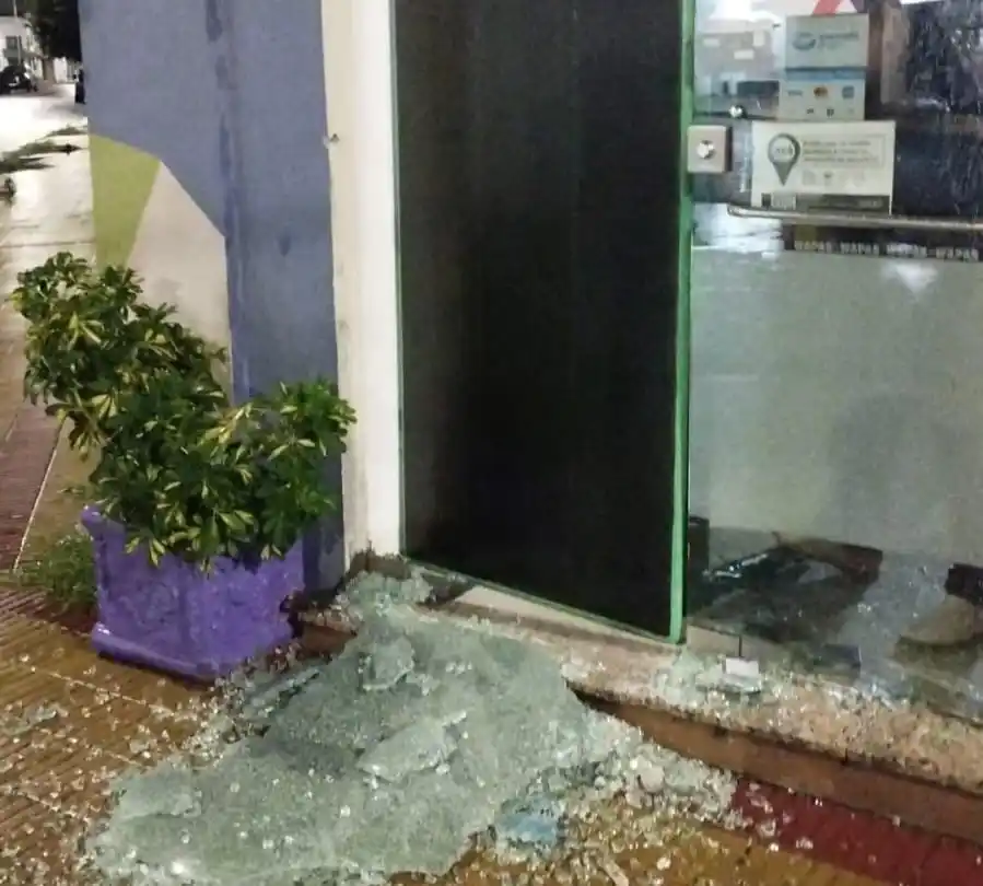 Rompió la vidriera de un local y quedó registrado en las cámaras