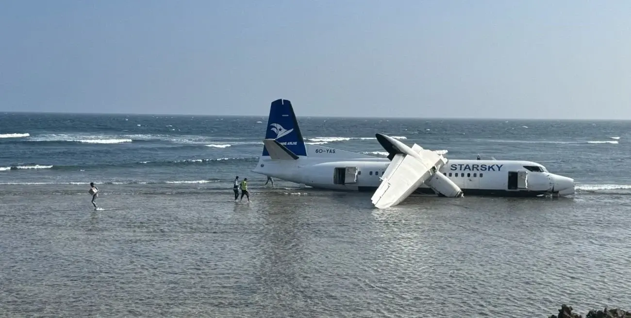 La tripulación inició una maniobra de emergencia para intentar regresar a la pista, pero el avión terminó desviándose hacia la zona costera.