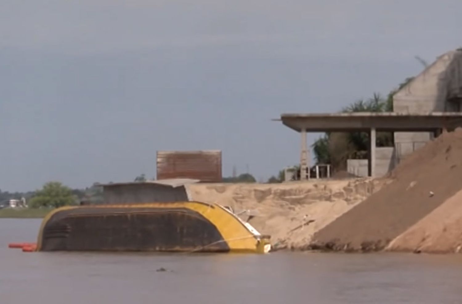 Un barco se hundió tras el derrumbe de un muelle en terreno de los Messi