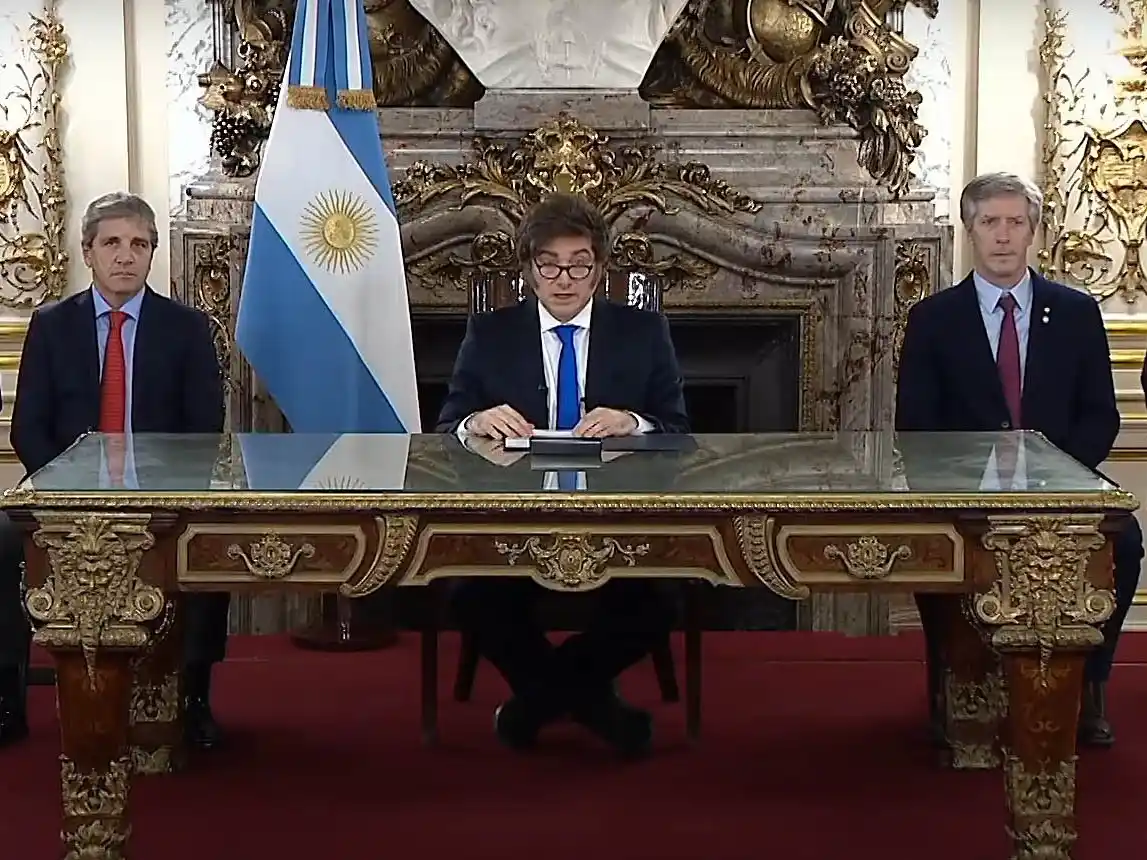 Javier Milei, junto a su equipo económico durante la cadena nacional.