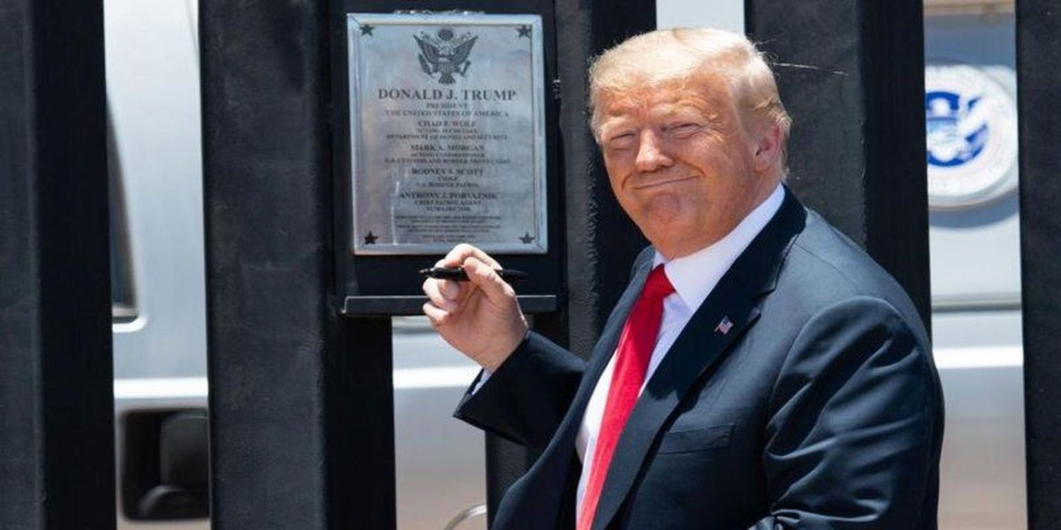 El COVID-19 no detiene a Trump: visitó el muro con México y lo autografió