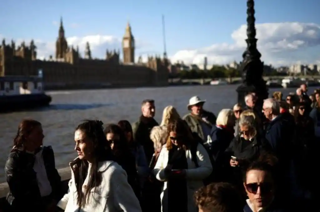 Detuvieron a un exhibicionista en la fila de la capilla ardiente de Isabel II