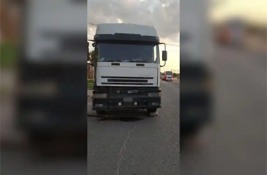 Quiso arreglar el camión en marcha y sin cambio: lo aplastó