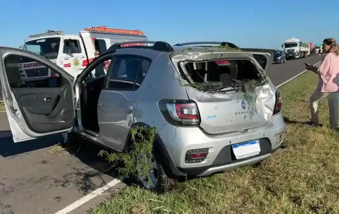 Un auto despistó y sufrió severos daños en la Ruta 11