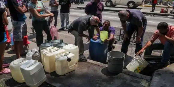 «Solo 8 % de los venezolanos recibe agua regularmente por tuberías»