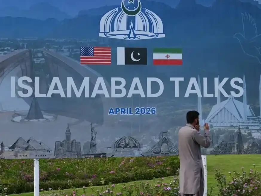 Una valla publicitaria de las conversaciones entre Estados Unidos e Irán, en Islamabad, Pakistán. Foto: Xinhua / Ahmad Kamal.