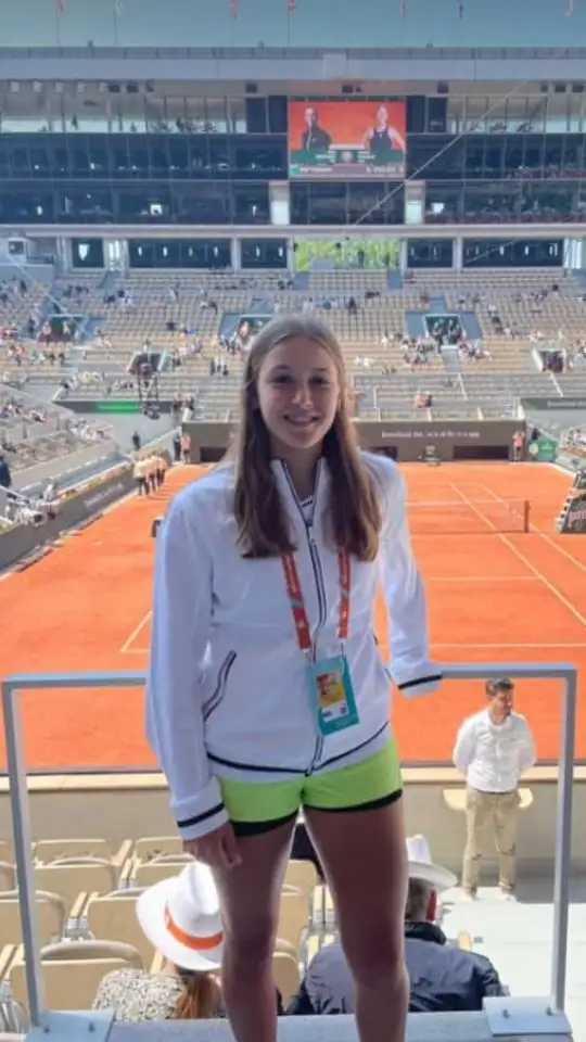 Larraya Guidi sale a la cancha en Roland Garros.