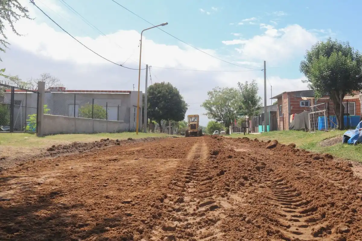 Realizan tareas de mantenimiento vial en la zona del Cementerio Parque