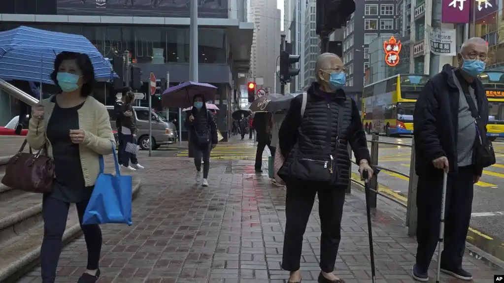 Muertos por COVID-19 en China suman más de 1.500 y confirman primer caso en África