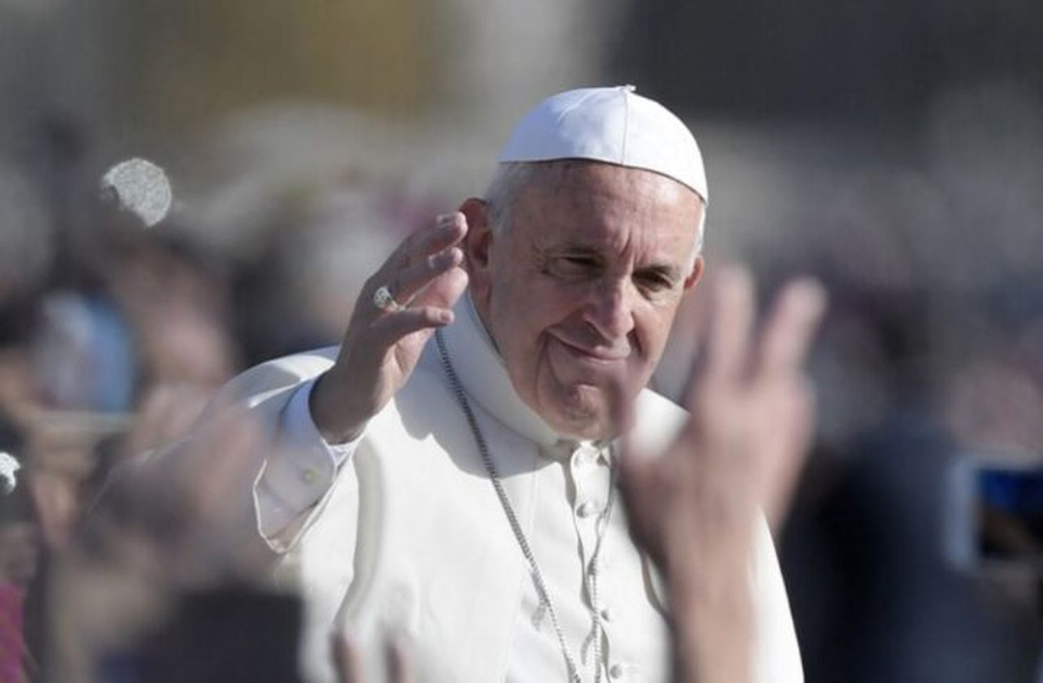 El papa Francisco se recupera de su afección respiratoria.