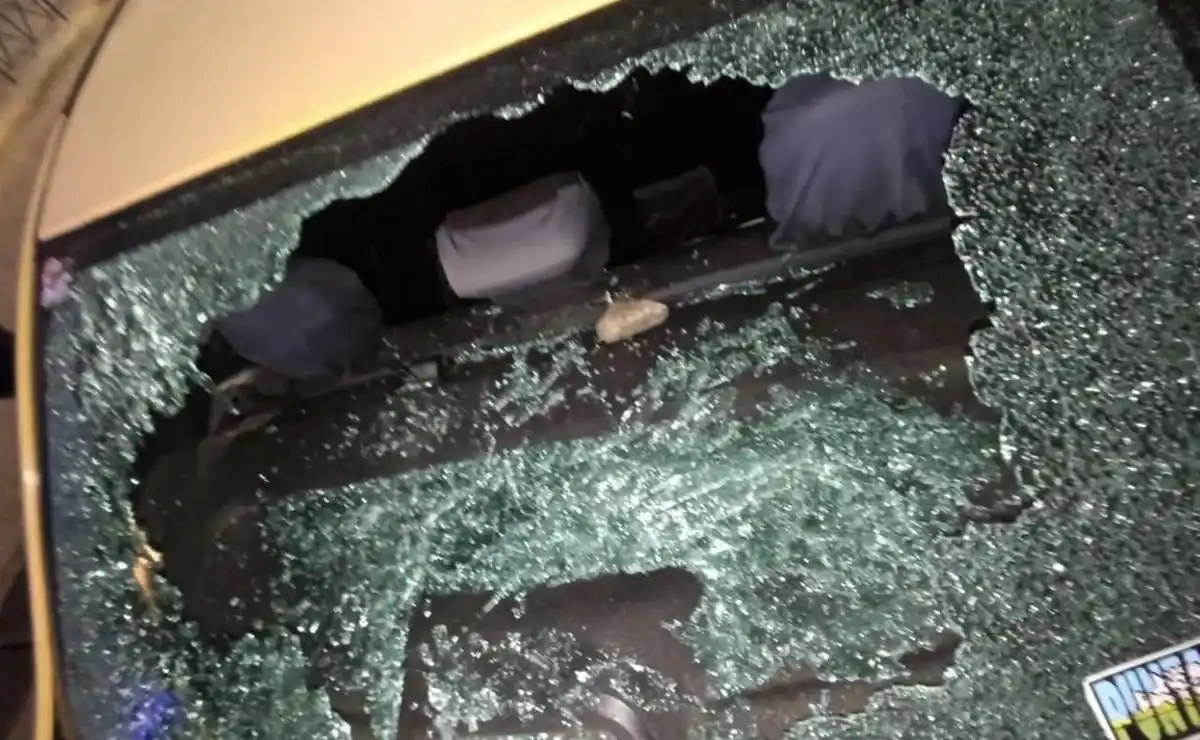 Un trapito destruyó la luneta de un taxi mientras le arrojaba piedras a una motociclista en Pichincha