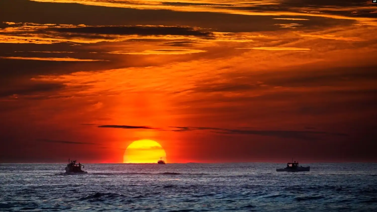 Amanecer en el océano Atlántico cerca de Maine, EEUU, el 8 de septiembre de 2022