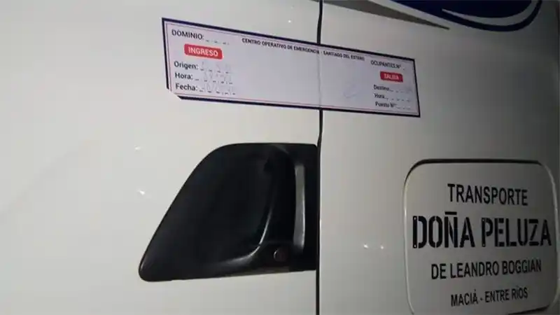 Un camionero entrerriano tuvo que viajar 400 kilómetros con una faja en la puerta