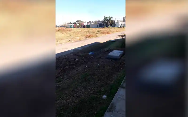 Reclamo en calle Novillo: “Telecom rompió todo y desaparecieron”