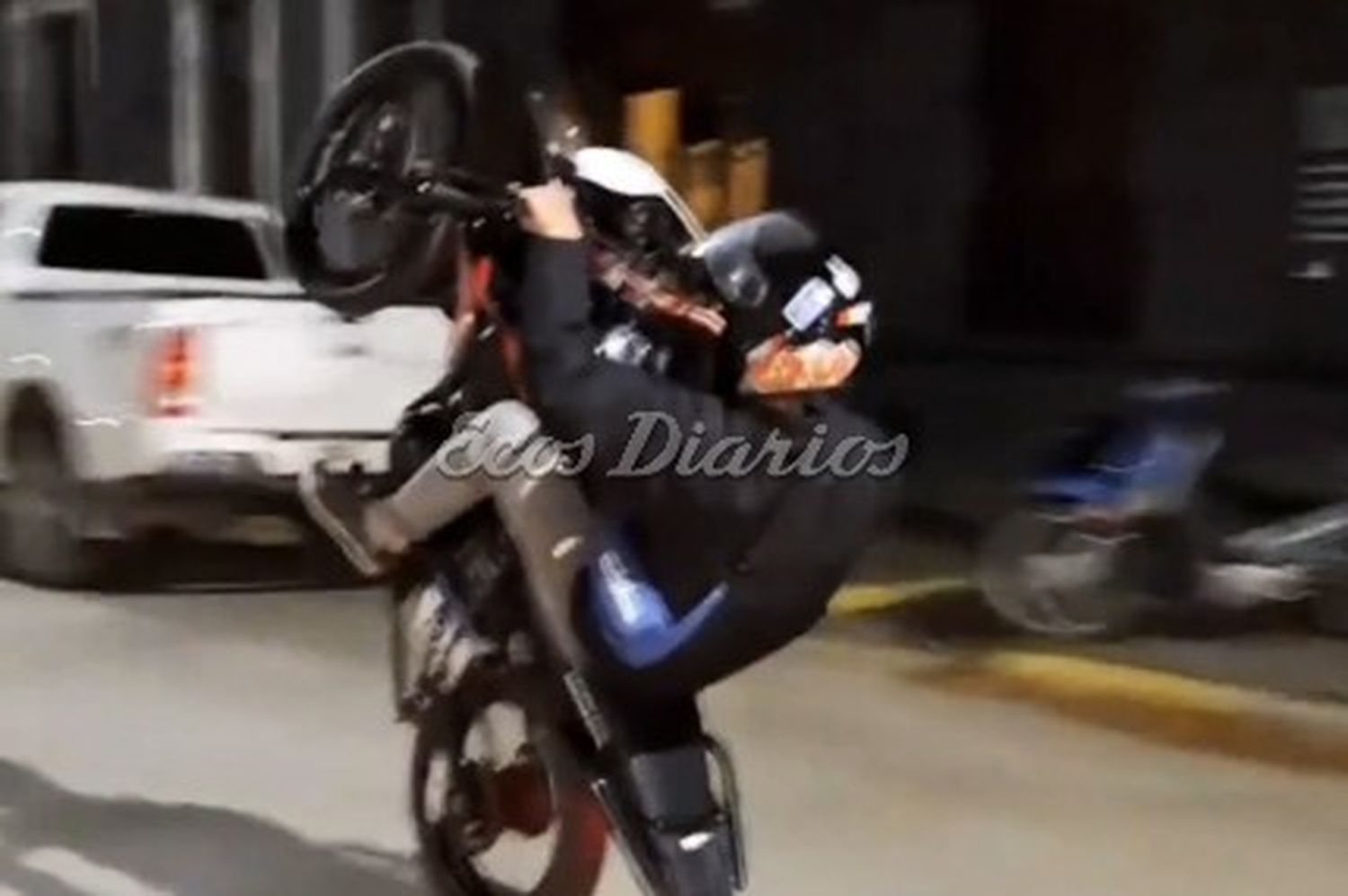 El video que muestra las maniobras imprudentes que se realizan con motos en Necochea