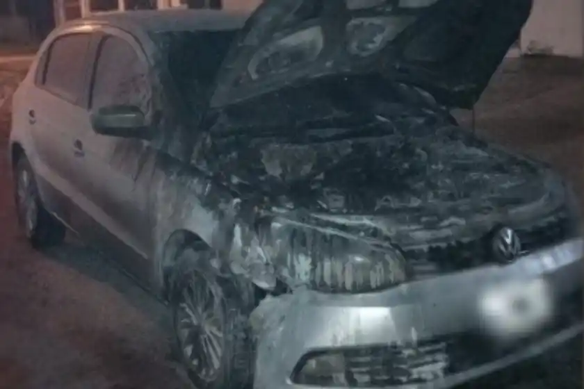 Investigan la causa detrás del incendio de un auto en zona sudoeste