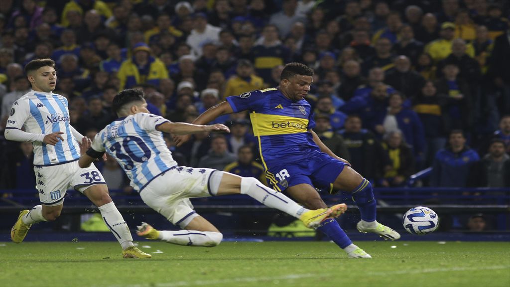 Un momento del intenso partido jugado en la Bombonera