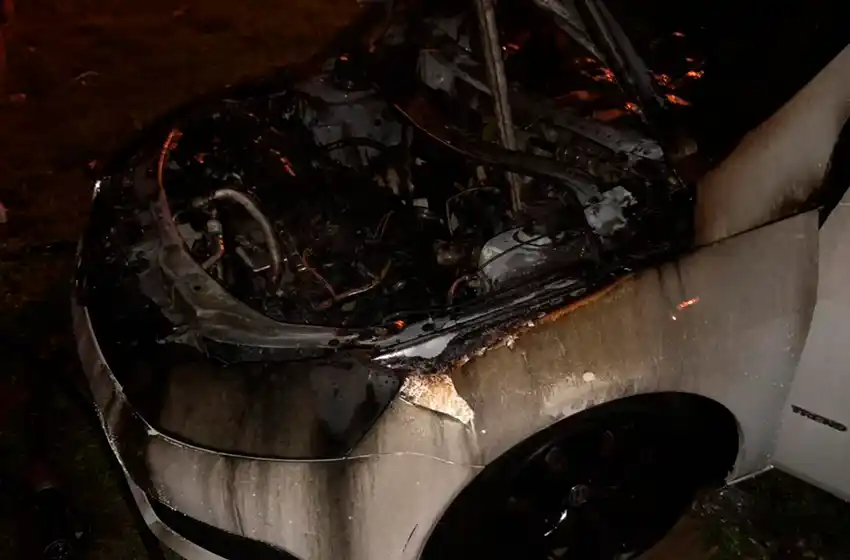 Pelotazo en contra: se incendió el motor de un Gol