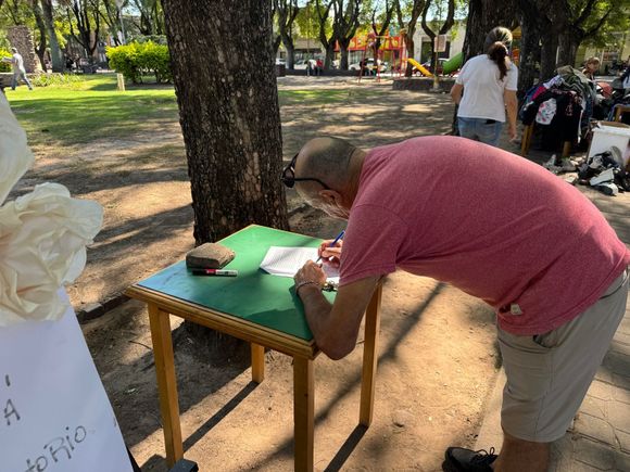 Departamentos en edificios históricos: vecinos se acercaron a plaza Belgrano para firmar en contra de la excepción