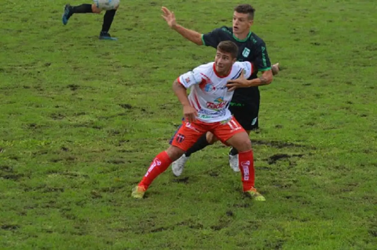 En 2021, Rossi le marcó dos goles a Sportivo en la igualdad 2-2 entre la “Verde” y Depro en Entre Ríos.