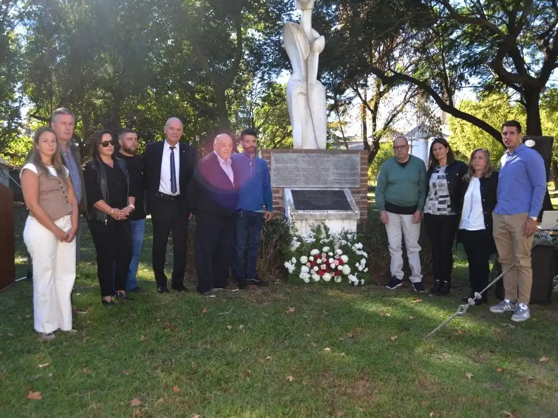 Autoridades y familiares de desaparecidos depositaron una ofrenda floral en el Parque de la Memoria. Foto: Municipalidad de Villa Cañás.