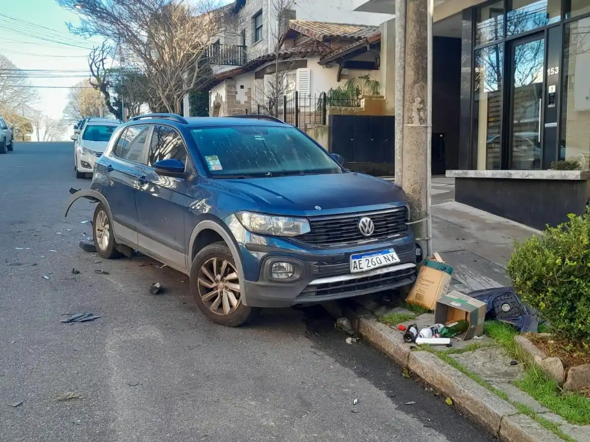 Como consecuencia del fuerte impacto, la camioneta sufrió la destrucción parcial de su paragolpes trasero.