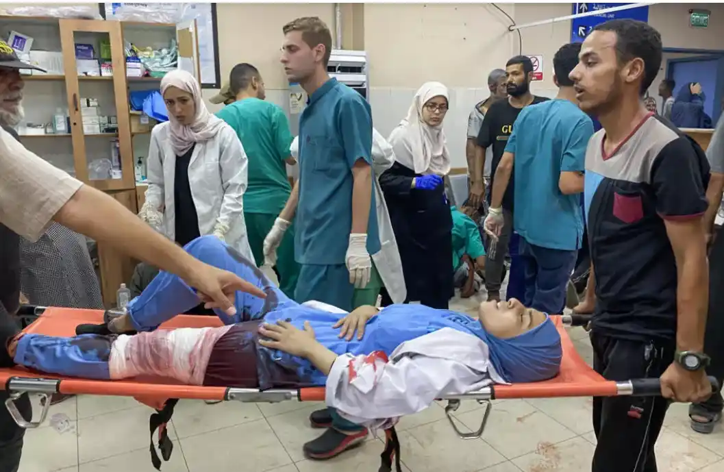 Palestinos transportan a una enfermera herida en los ataques israelíes al hospital Naser, en Jan Yunis, en le sur de la Franja de Gaza, el 25 de agosto de 2025 © - / AFP