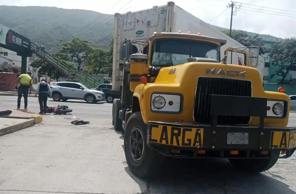 MURIÓ escolta del gobernador al estrellarse contra gandola en Vargas