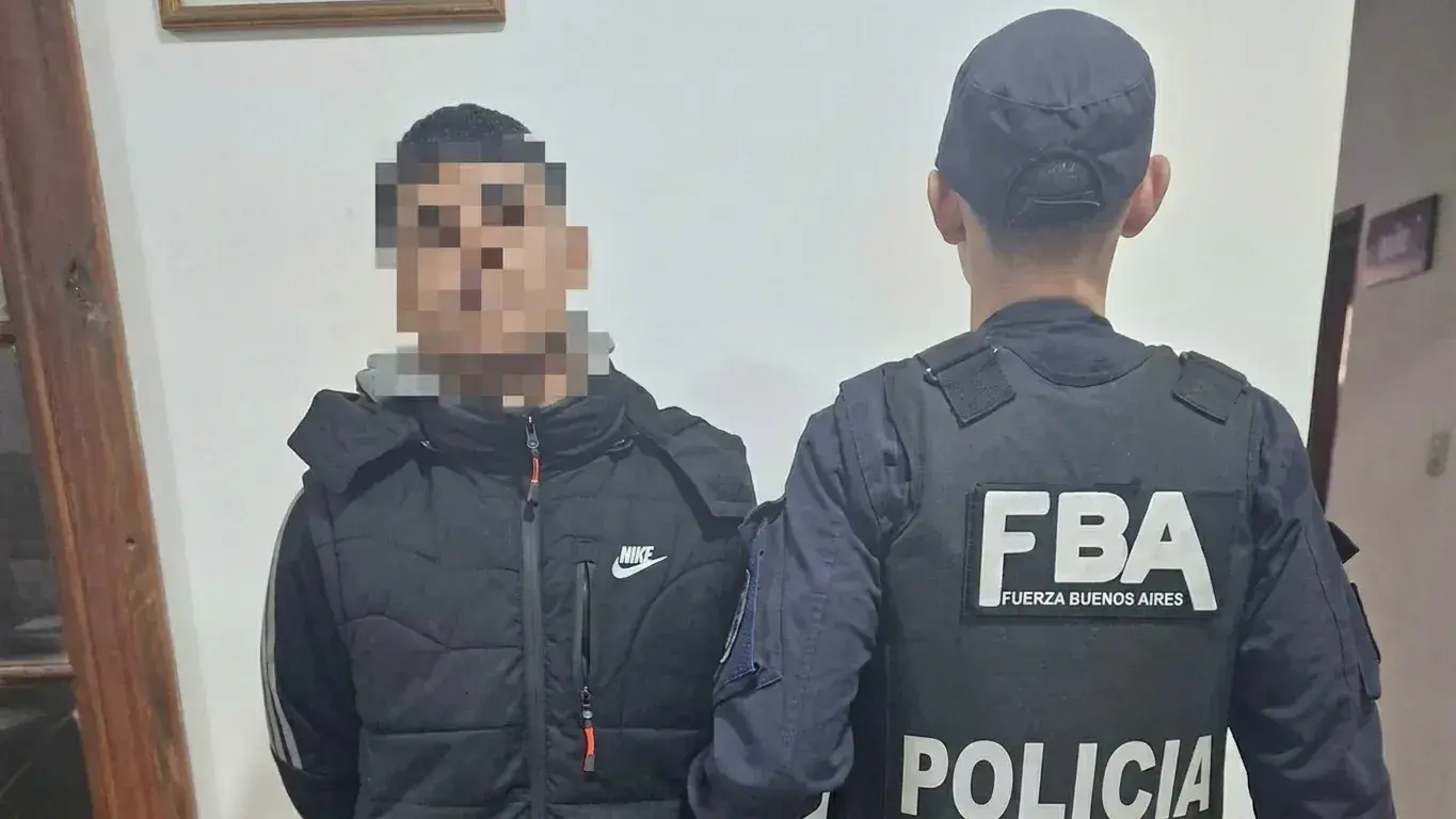 El joven detenido se encontraba alterando a los vecinos. Al ser requisado portaba un arma blanca.