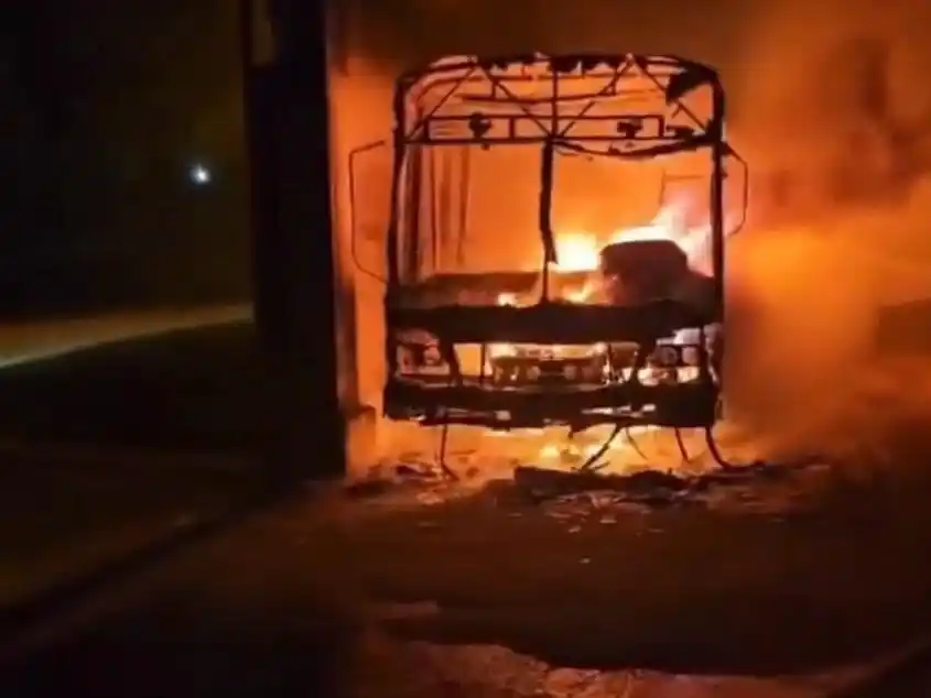 Impactante incendio de un colectivo generó alarma en Batán