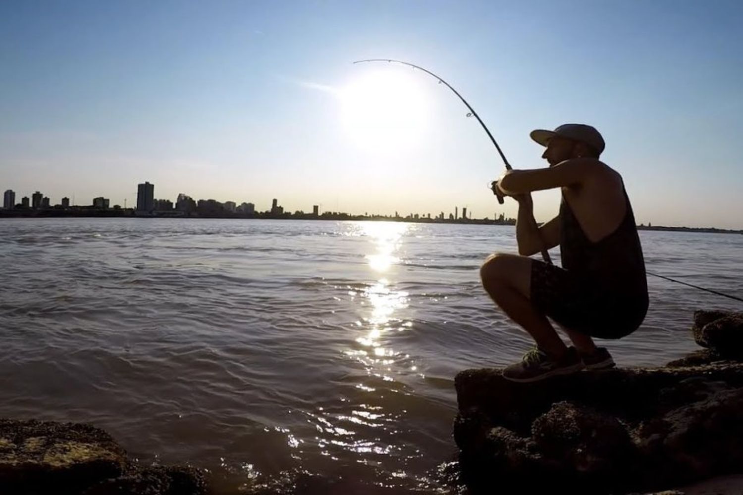 Fue a pasar el finde a una isla, salió a pescar y le robaron hasta los lentes recetados