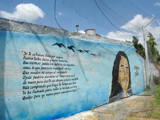 Amenazan a periodistas cuando hacían nota sobre mural que recuerda a líder narco en Rosario
