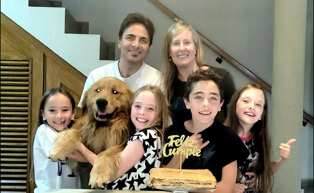 Ana Julia, su marido Sebastián Fiorentini y sus cuatro hijos Sol, Julieta y Mateo