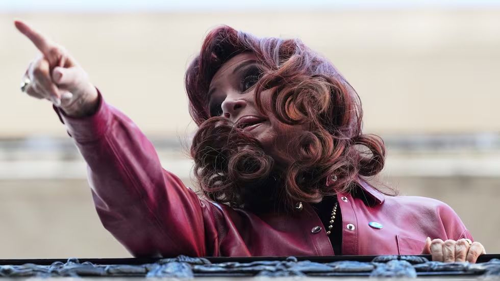 La expresidenta argentina Cristina Fernández señala a sus seguidores desde el balcón de su domicilio dos días después de que la Corte Suprema ratificó la condena de prisión en su contra por un caso de corrupción en Buenos Aires, Argentina, jueves 12 de junio de 2025.