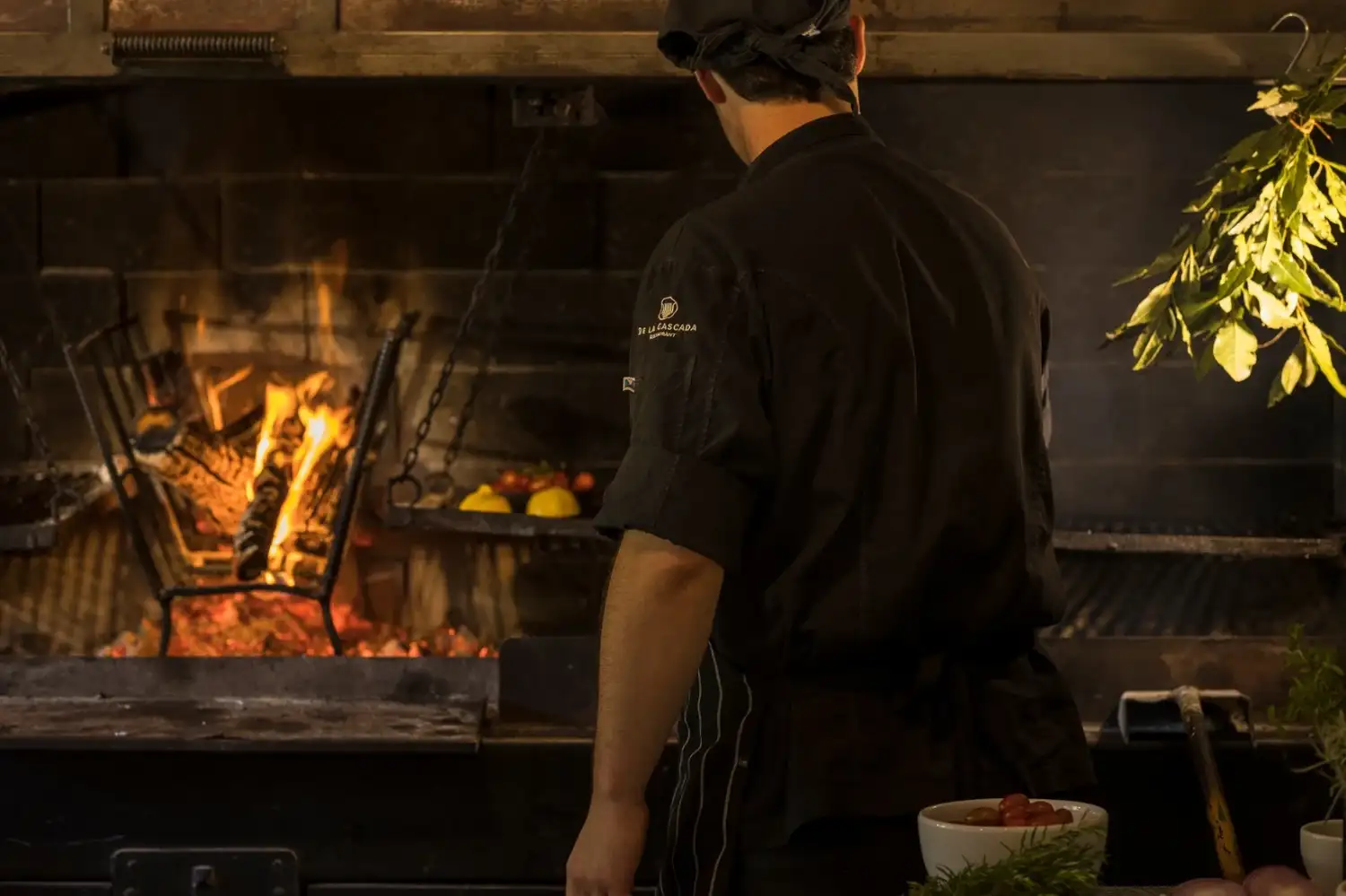 Hostería De la Cascada presenta una experiencia de cocina de fuegos y vinos en seis pasos
