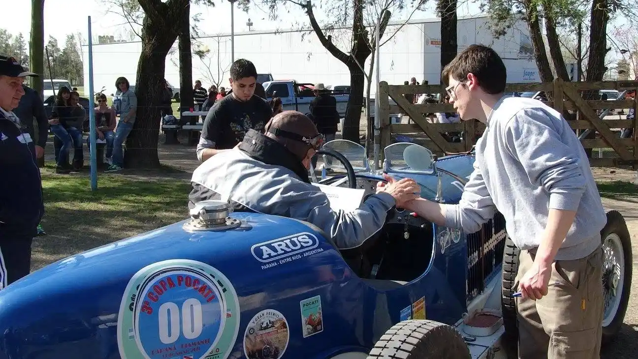 Domingo de música, danzas, autos clásicos y antiguos