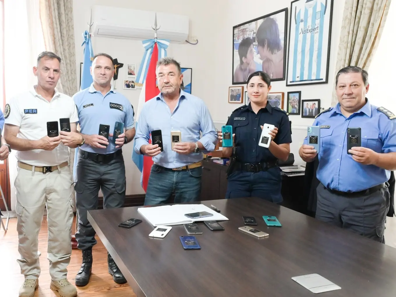 Entregan 21 celulares para uso de botón antipánico
