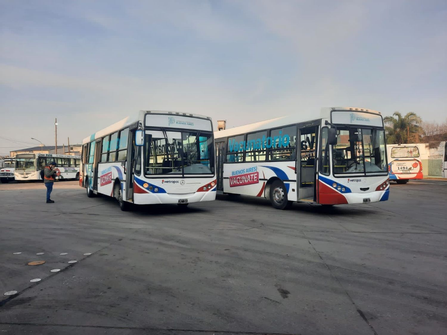 Comienzan hoy a vacunar casa por casa: Cómo son los colectivos del vacunatorio móvil y qué municipios recorrerán