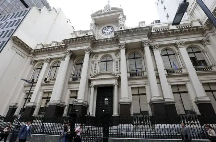 El BCRA compró USD 55 millones en el mercado, pero mantiene un fuerte saldo negativo en el mes