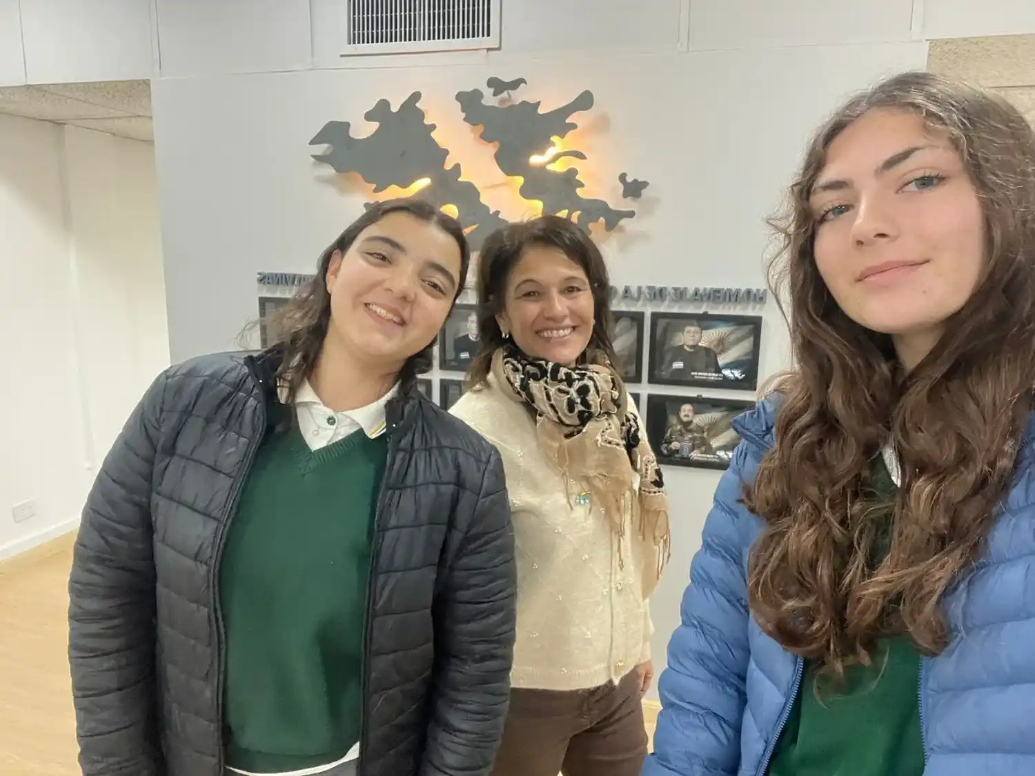 Camila Alave Ferrero y Guadalupe Cabrera Bevilacqua contaron con el acompañamiento constante de la profesora Silvina Berrino. Foto: Gentileza.